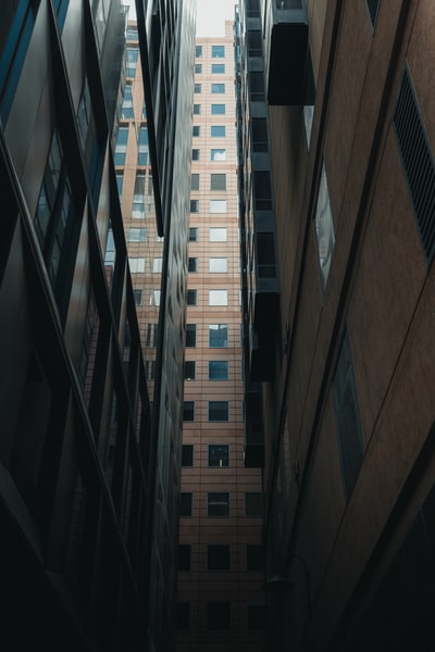 棕色和白色的混凝土建筑
